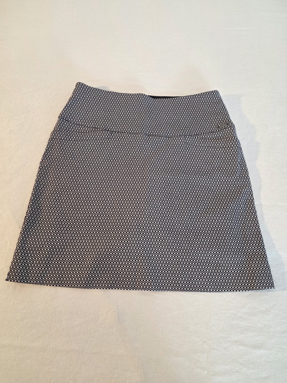 S.C. & Co. Geometric Print Stretch A-Line Skort Skirt in Black and White. Size S